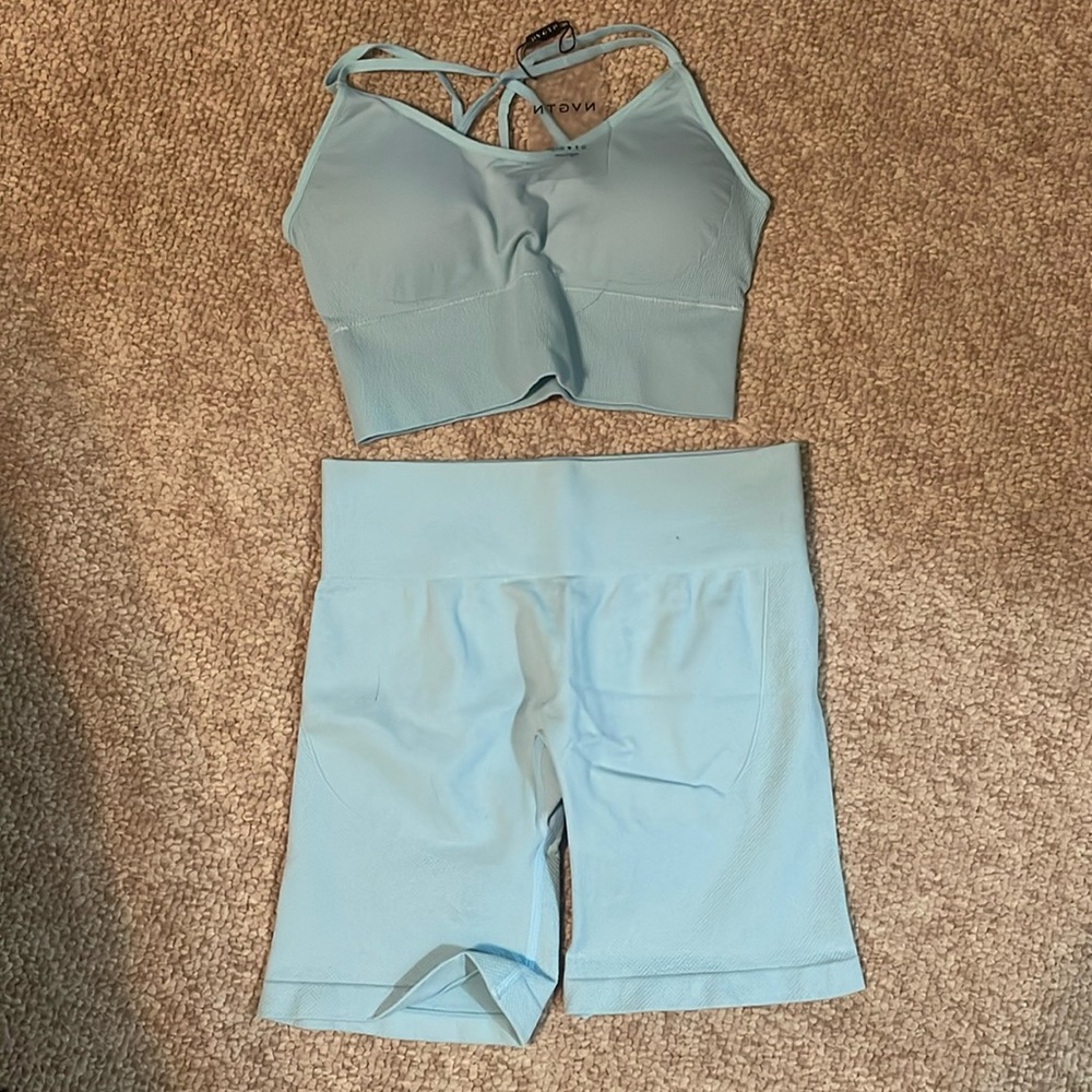 NVGTN SET - Pastel Blue Lift Seamless Shorts, Pastel Blue Flourish Seamless Bra.
